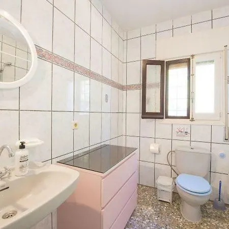 Вилла Sleeps 8 Pool