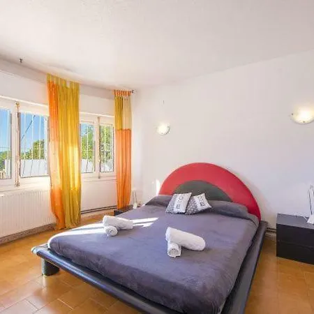Villa Sleeps 8 Pool